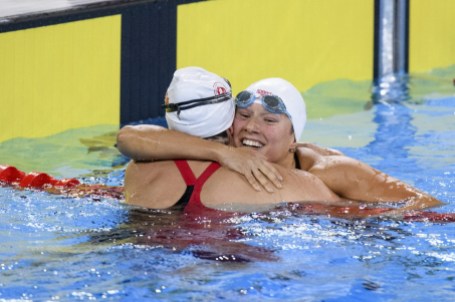 VEP_20190806_89 Danica Ludlow, à gauche, et Alyson Ackman se serrent dans leurs bras après avoir pris les deuxième et troisième rangs au 400 m style libre aux Jeux panaméricains de Lima, au Pérou, le 7 août 2019. Photo : Vincent Ethier/COC