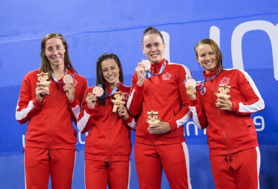 VEP_20190806_95 Alexia Zevnik, Katerine Savard, Haley Black et Alyson Ackman posent avec leur médaille de bronze après le relais style libre 4 x 100 m aux Jeux panaméricains de Lima, au Pérou, le 7 août 2019. Photo : Vincent Ethier/COC