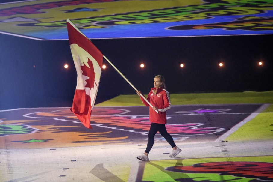 VEP_20190811_40 Ellie Black porte le drapeau à la cérémonie de fermeture aux Jeux panaméricains de Lima, au Pérou, le 11 août 2019. Photo : Vincent Ethier/COC