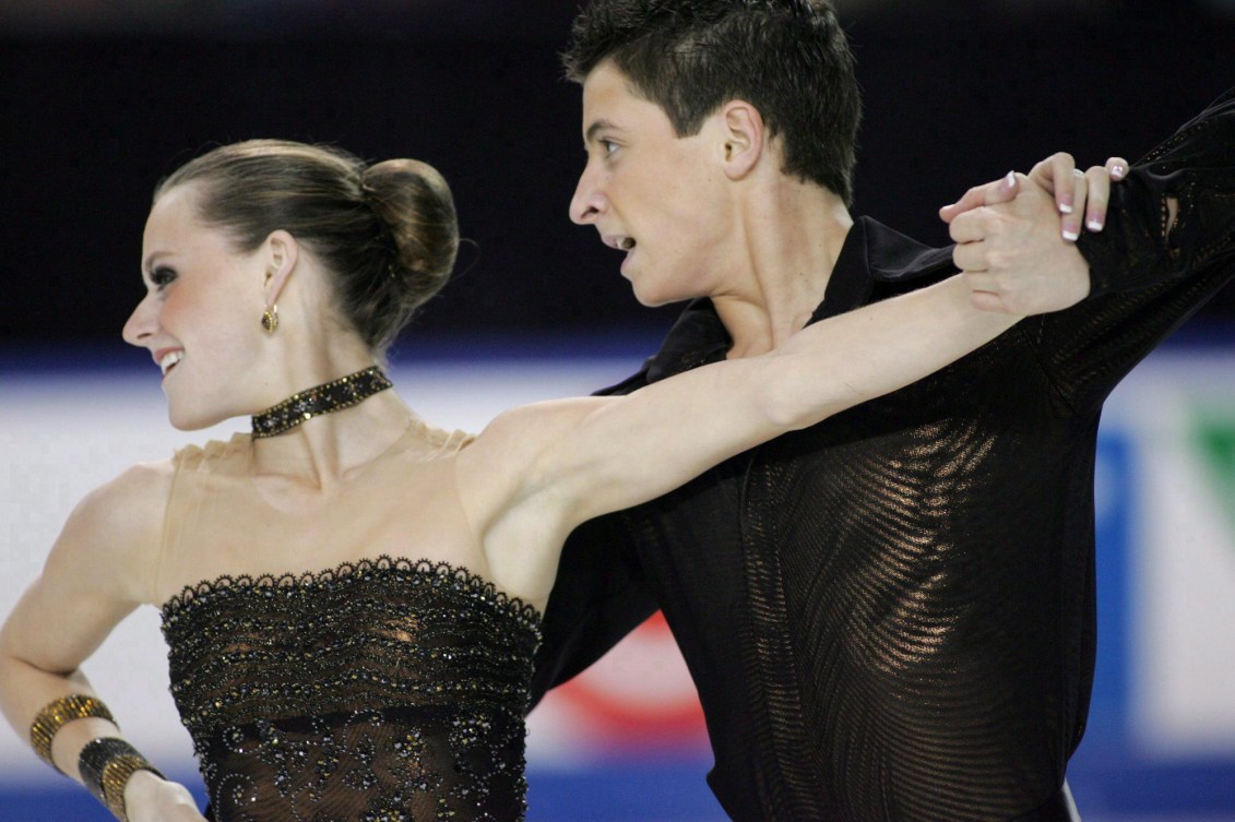 Tessa Virtue et Scott Moir dans des costumes noirs.