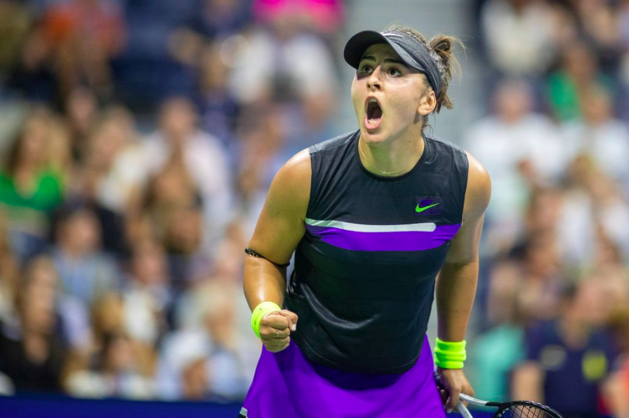 Bianca Andreescu célèbre un point lors d'un match de tennis