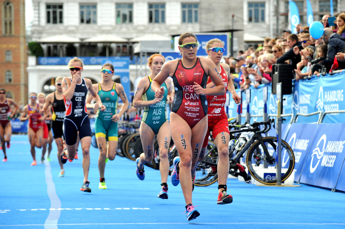 Des triathlètes en action à la portion de la course