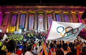 Le drapeau olympique sur fond de rassemblement