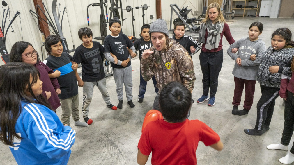 Mary Spencer enseigne la boxe à des élèves du primaire des Premières Nations