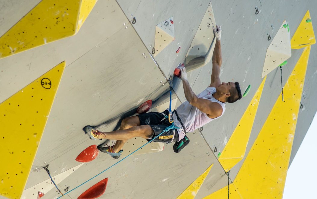 Sean McColl en action sur un mur d'escalade