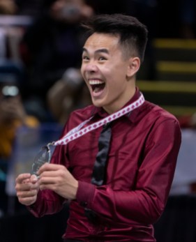 Nam Nguyen Nam Nguyen fait un grand sourire en montrant sa médaille d'argent.