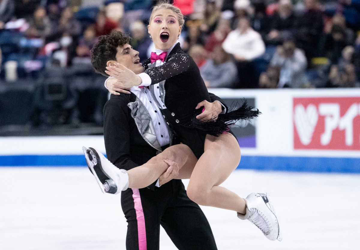 Gilles et Poirier réalisent un porté