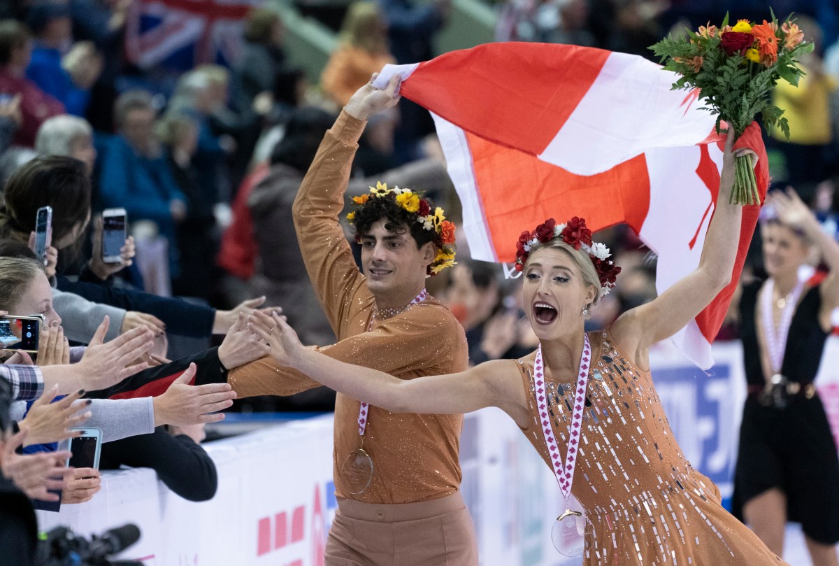 Gilles et Poirier font des tope-là à la foule après avoir remporté l'or