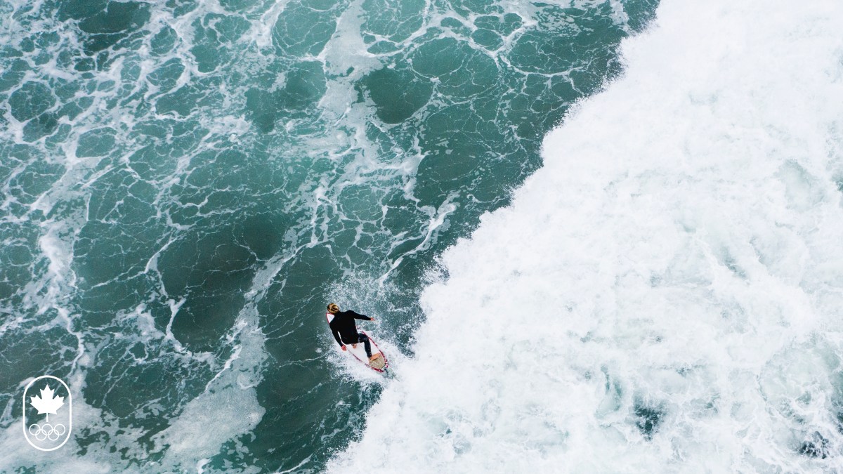 Vue à vol d'oiseau, une surfeuse en action.