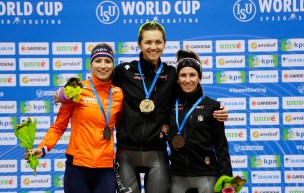 Isabelle Weidemann, Carlijn Achtereekte et Ivanie Blondin posent sur le podium avec leurs médailles