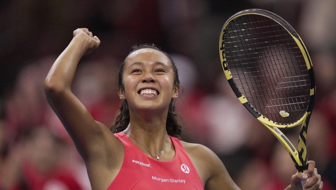 Leylah Fernandez célèbre la victoire.