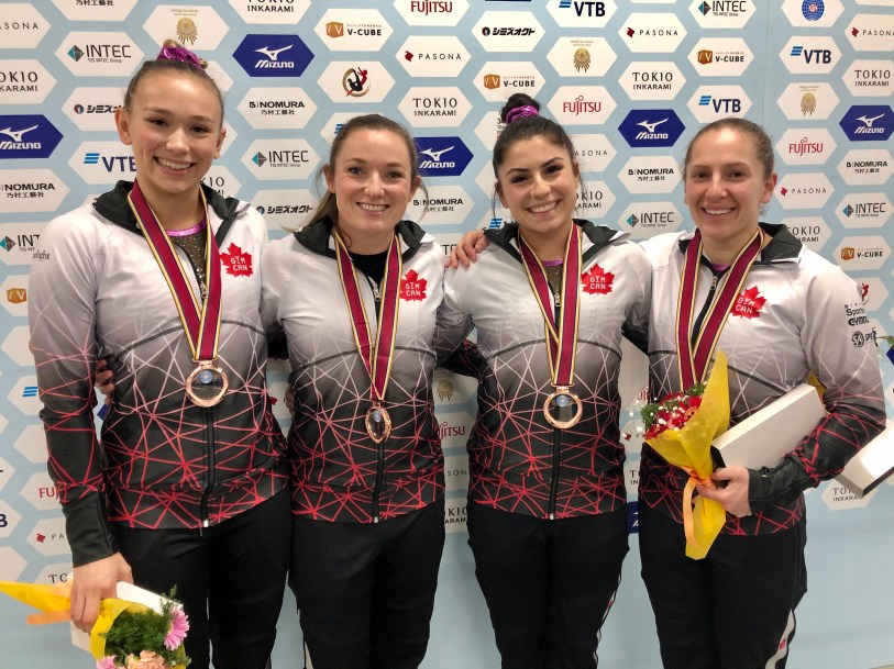 L'équipe Canadienne de trampoline pose avec sa médaille de bronze