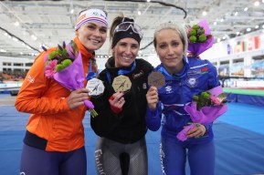 Ivanie Blondin et les deux autres médaillées posent après le départ groupé