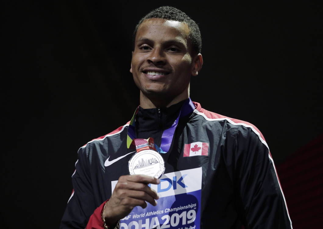 Andre De Grasse tenant sa médaille