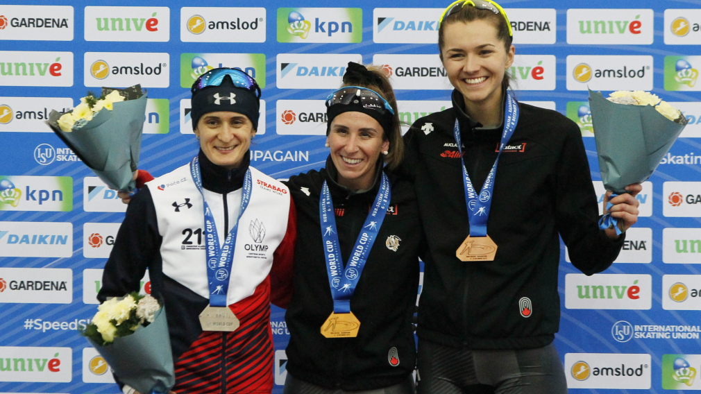 Ivanie Blondin, Martina Sablikova, et Isabelle Weidemann posent avec leur médaille