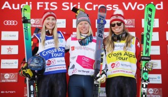Le podium féminin de ski cross posant avec leurs skis