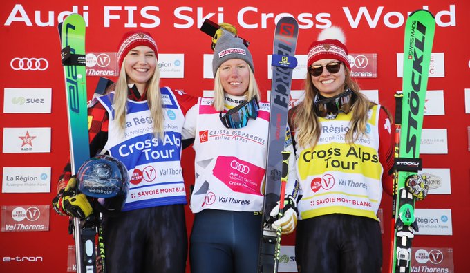 Le podium féminin de ski cross posant avec leurs skis