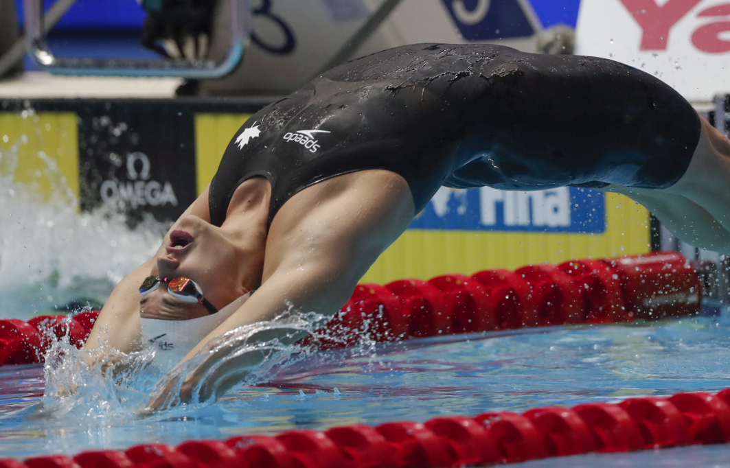 Kylie Masse plonge vers le 100 m dos.