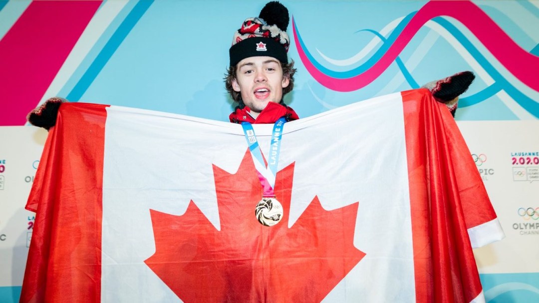 Andrew Longino montre le drapeau canadien