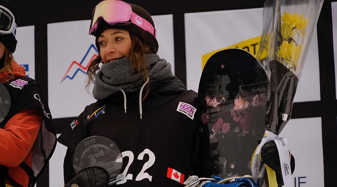 Brooke Voigt souriante sur le podium.