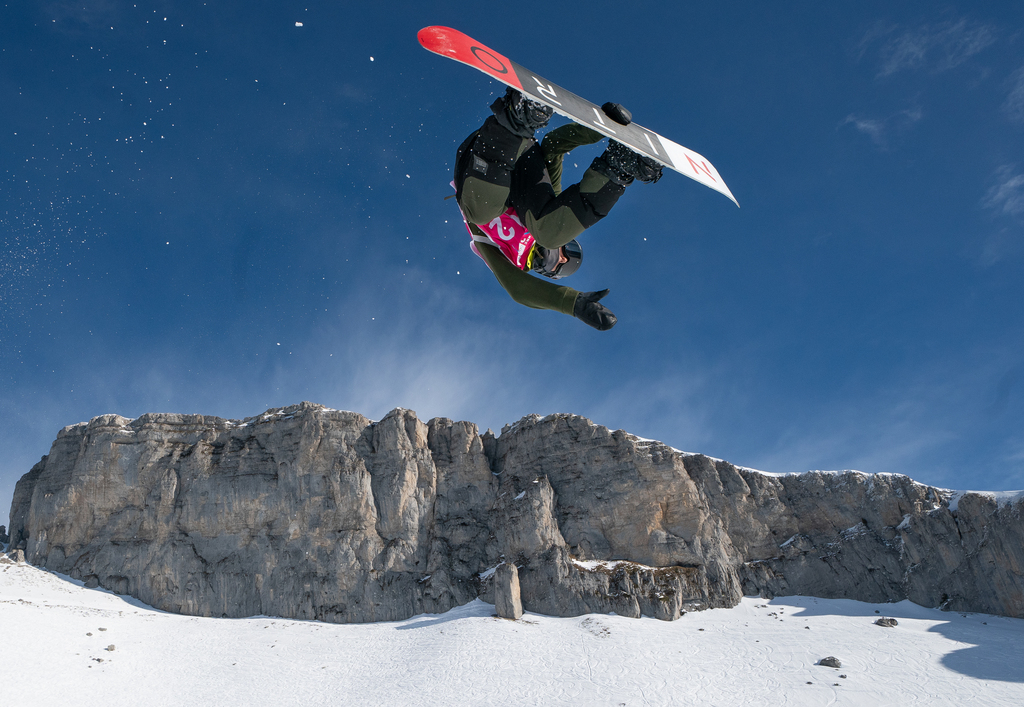 Liam Brearley en action lors des qualifications de demi-lune snowboard masculin