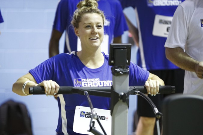 equipe-canada-kelsey-mitchell-rbc-camp-recrues Kelsey Mitchell sur la machine à aviron au Camp des recrues RBC