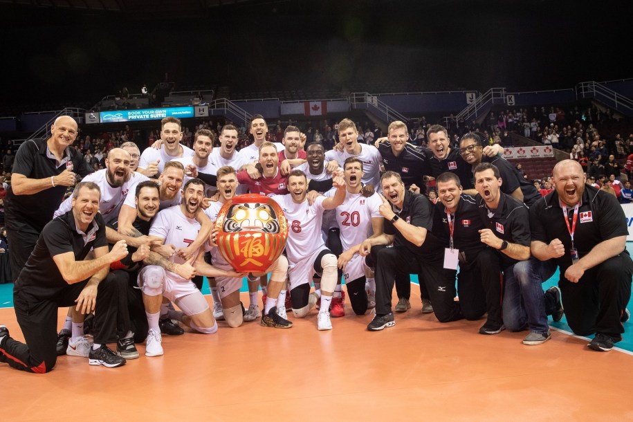 L'équipe canadienne de volleyball masculin pose pour une photo de groupe