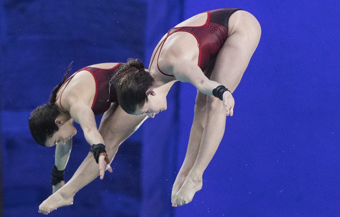 Deux plongeuses sautent de la tour de 10 m