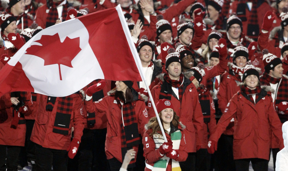 Clare Hugues en avant-plan mène l'équipe canadienne dans le stade.