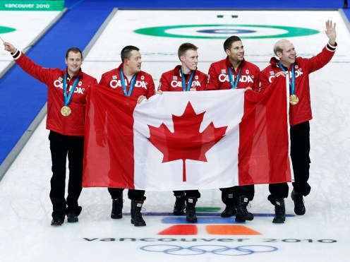 De gauche à droite : Adam Enright, Ben Hebert, Marc Kennedy, John Morris et le capitaine Kevin Martin montrent leur médaille d'or après avoir battu la Norvège lors de la finale du curling masculin aux Jeux olympiques de Vancouver, le 27 février 2010. LA PRESSE CANADIENNE/Nathan Denette