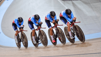 Quatre cyclistes à la queue-leu-leu en sprint par équipes