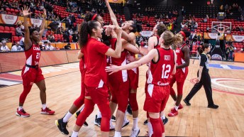 L'équipe canadienne de basketball féminin célèbre une victoire
