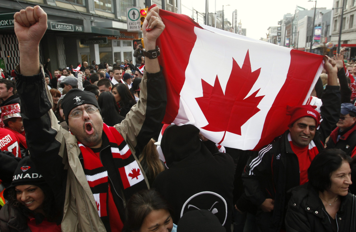 Deux fans canadiens montrent le drapeau canadien
