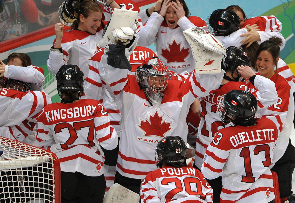 Plusieurs joueuses canadiennes autour de la gardienne de but