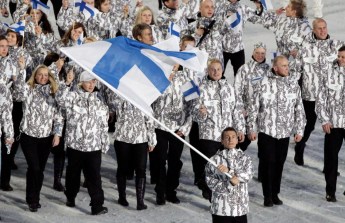 Le porte-drapeau de la Finlande et son équipe entrent dans le stade