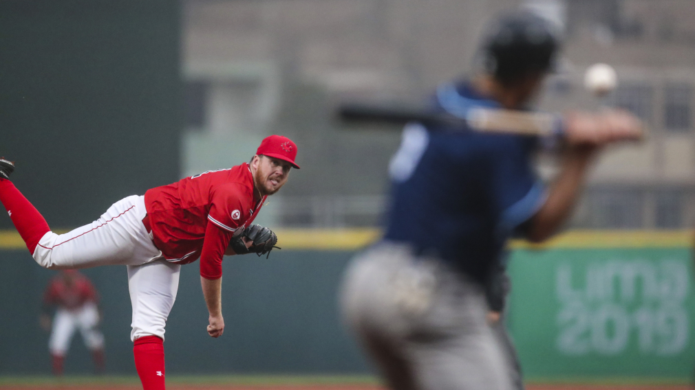 Un joueur de baseball canadien termine un lancer