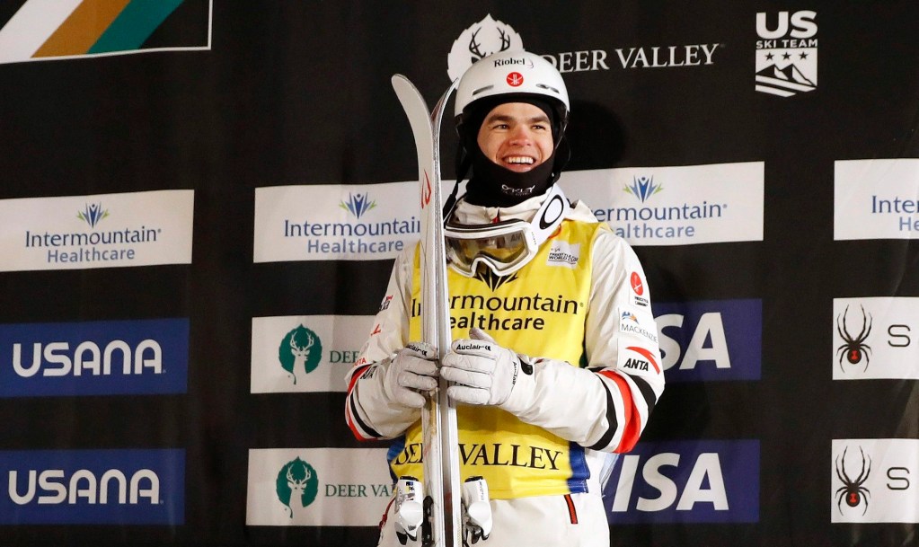 Mikaël Kingsbury souriant sur le podium.