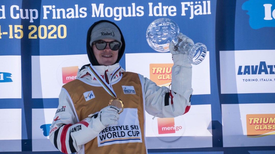 Un skieur tient un globe de cristal