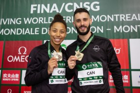Jennifer Abel et François Imbeau-Dulac montrent leur médaille d'or