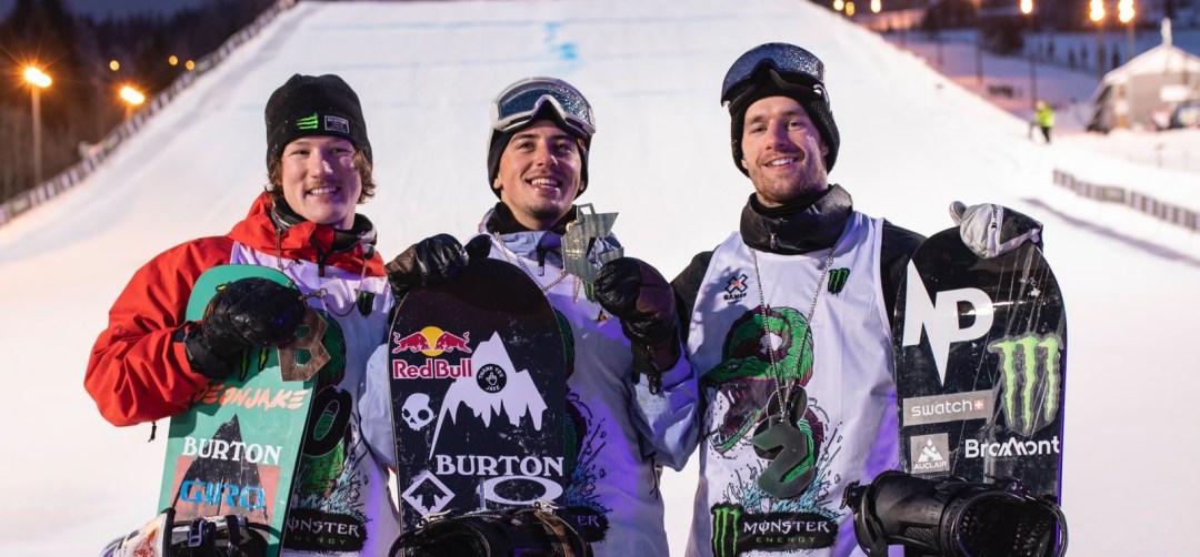 Darcy Sharpe, Mark McMorris et Max Parrot montrent leurs médailles.