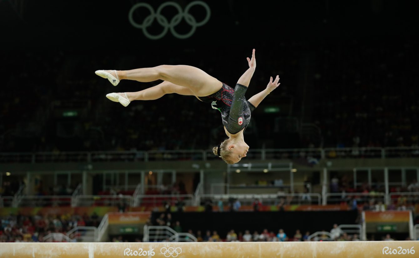 Ellie Black en pleine performance sur la poutre aux Jeux olympiques de Rio 2016.