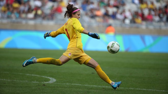 Labbé s'apprêter à kicker le ballon.