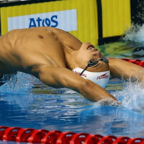 Markus Thormeyer plonge lors d'une course de dos