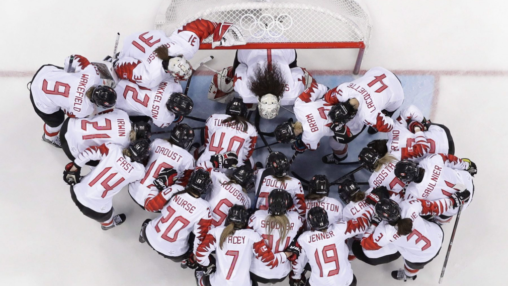 Des joueuses devant un but de hockey