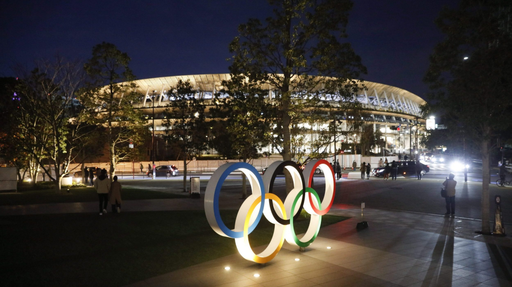 Les anneaux olympiques devant le stade olympique de Tokyo.