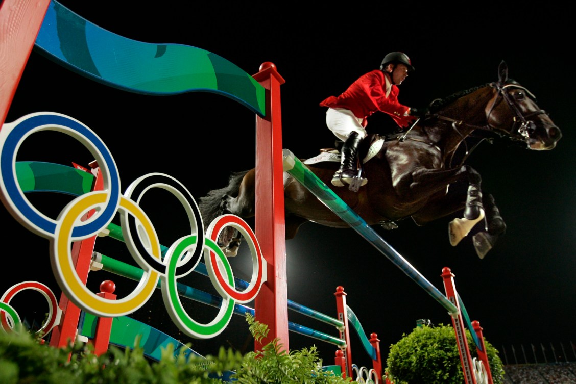 Un cavalier et son cheval sautent un obstacle à Beijing 2008