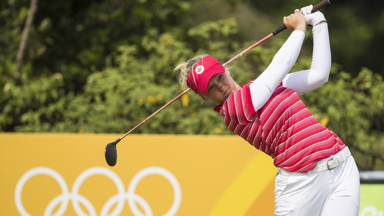 Brooke Henderson termine son swing.