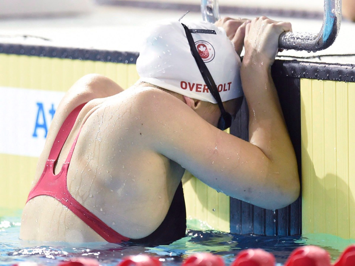 Emily Overholt s'accroche au bord de la piscine après avoir terminé une course