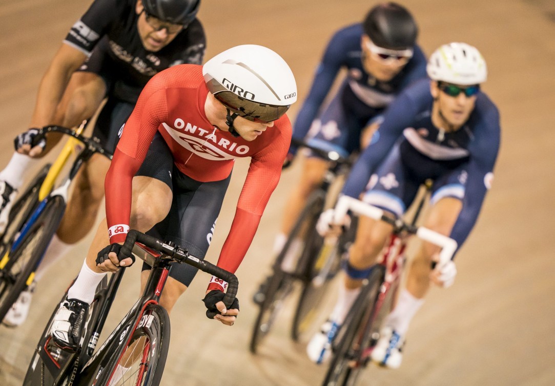 Vincent De Haître regarde derrière lui pendant une course en cyclisme sur piste