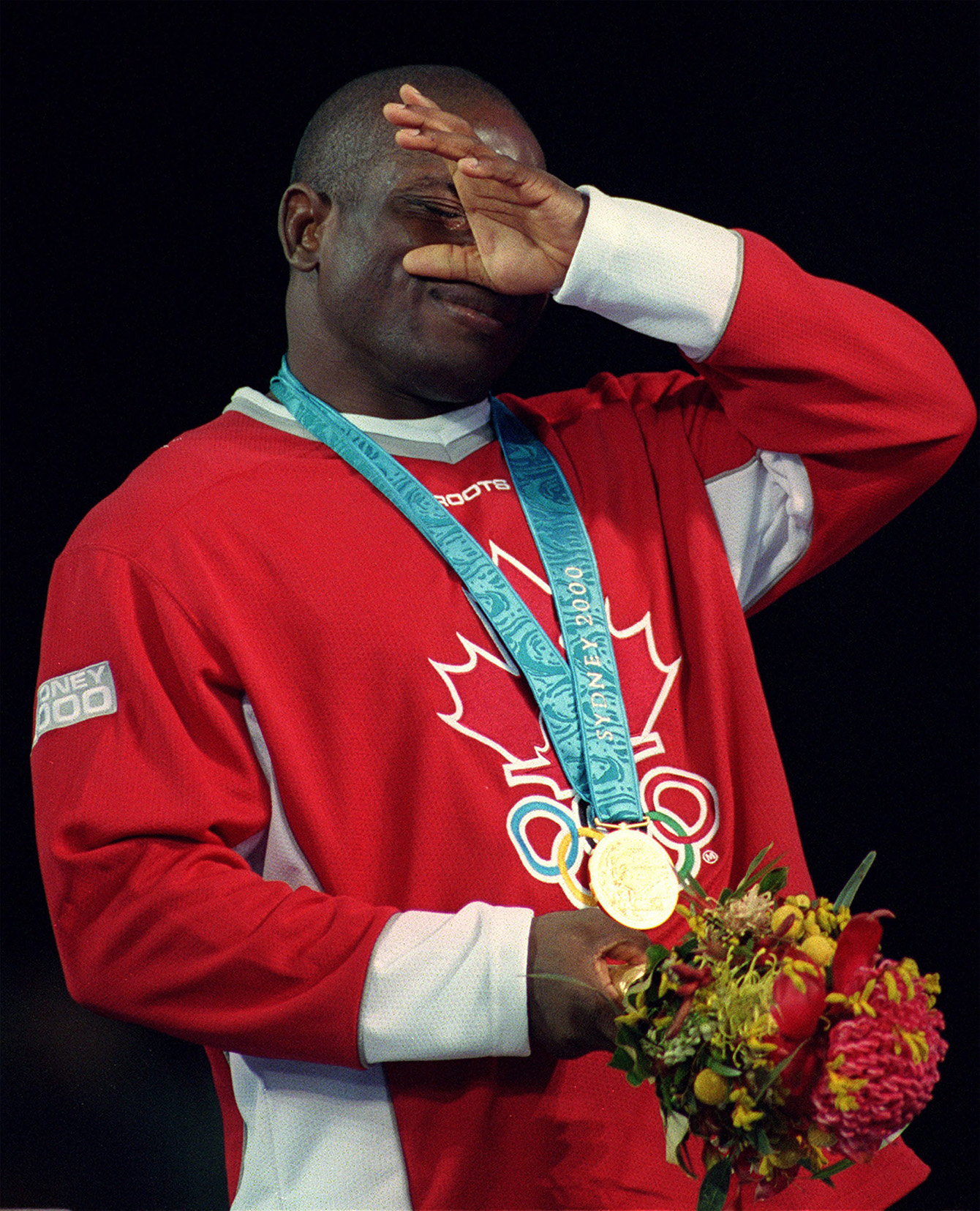 Daniel Igali essuie une larme alors qu'il vient de recevoir sa médaille d'or